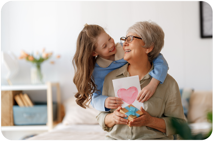 Mujer jugando con su nieta
