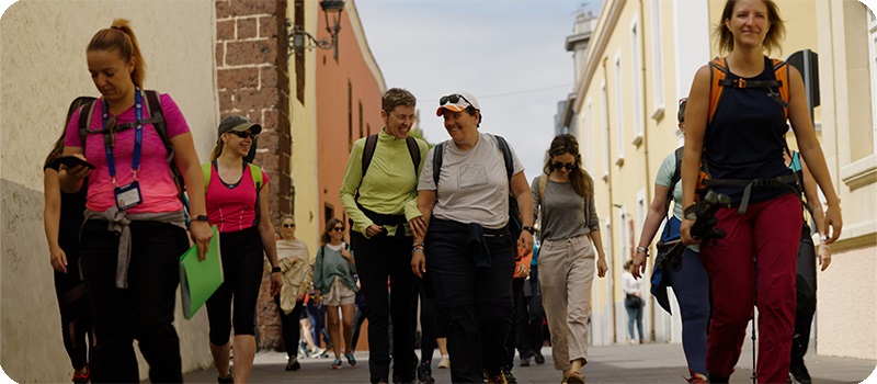 Fotografía de las protagonistas sonriendo durante la grabación de la primera etapa del Camino a la Esperanza.