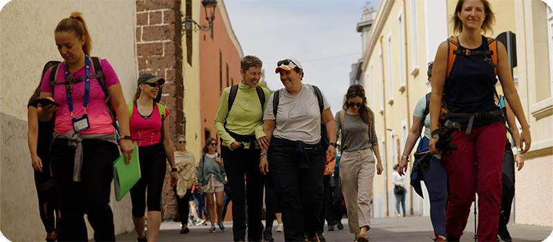 Fotografía de las protagonistas sonriendo durante la grabación de la primera etapa del Camino a la Esperanza.