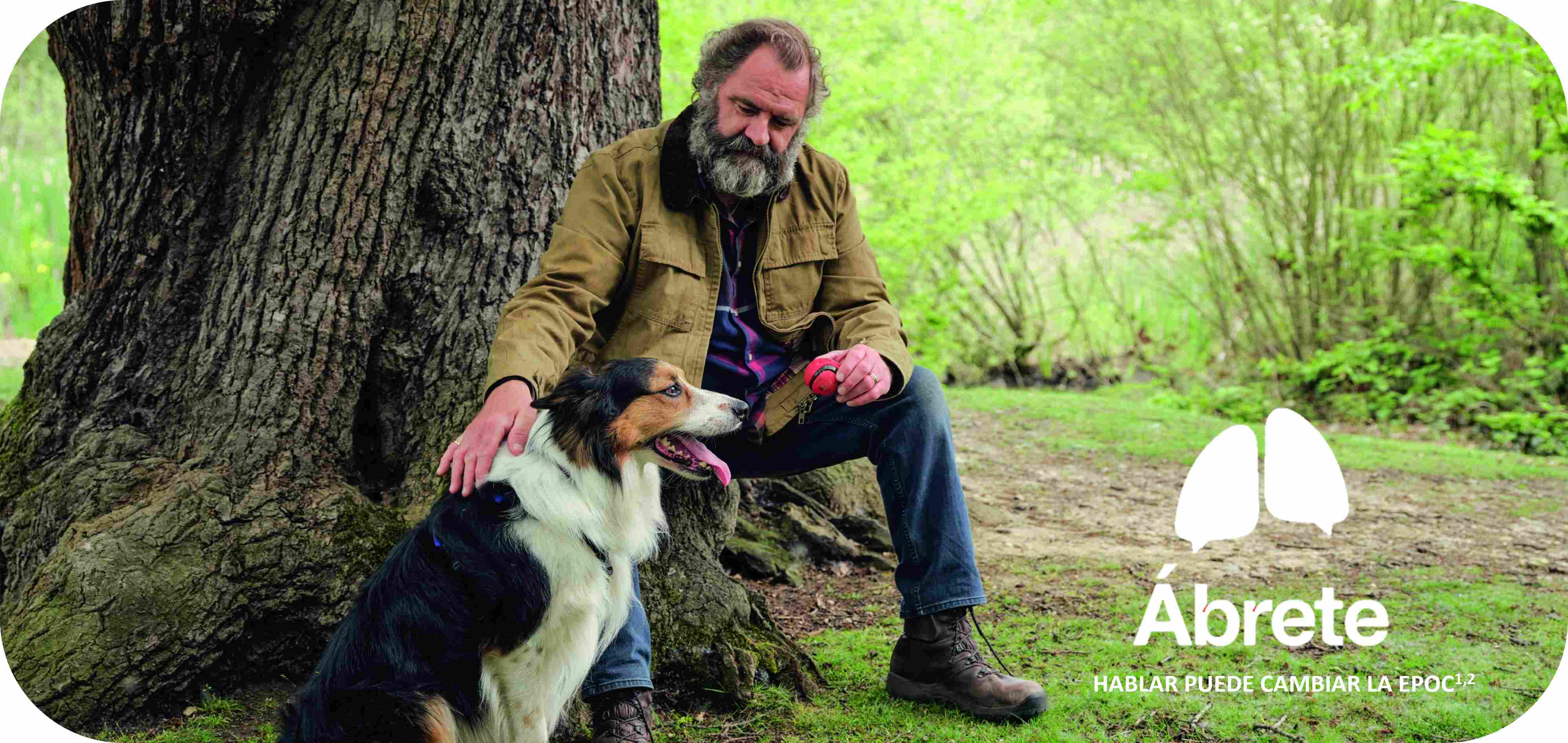 Un hombre acariciando a un perro.