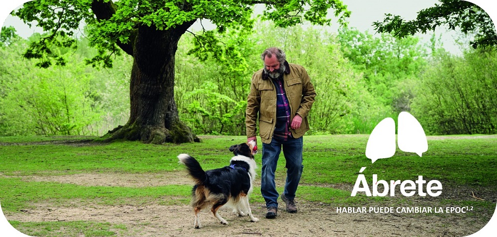 Hombre jugando con su perro en el parque.