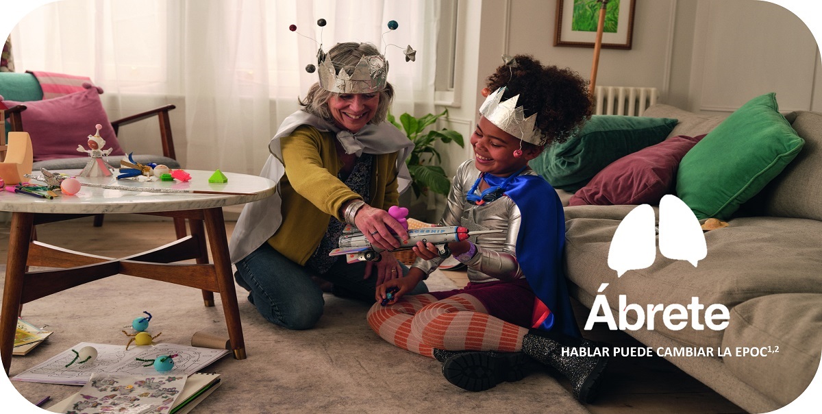 Mujer jugando con su nieta