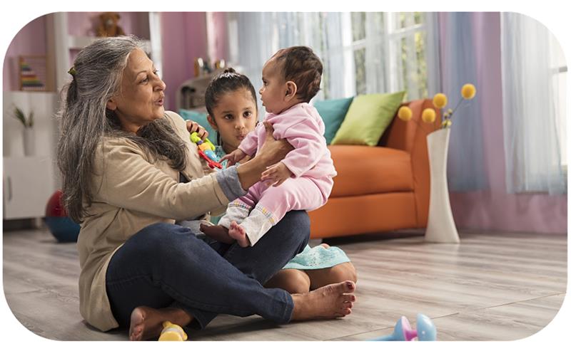 Una abuela y su nieta vestidas de hadas.