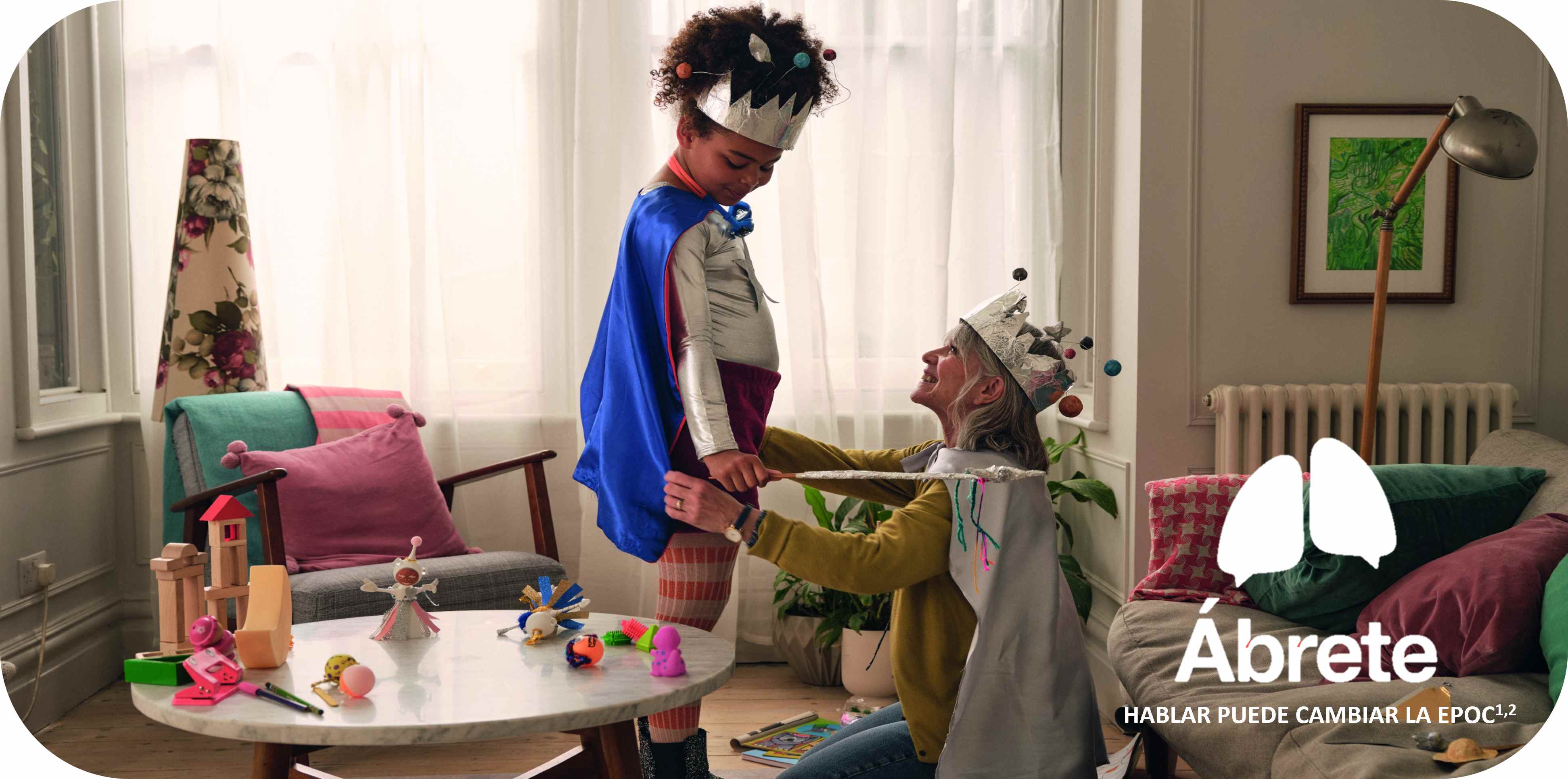 Una abuela y su nieta vestidas de hadas.