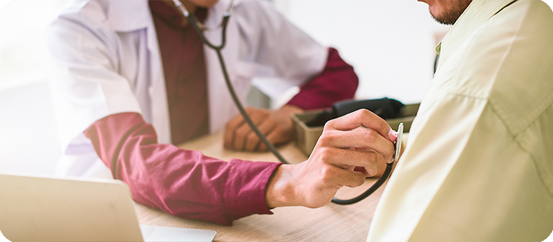 Médico realizando un diagnóstico a un paciente con GEPA (Churg-Strauss)