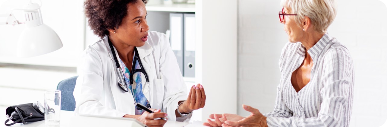 Paciente con GEPA (Churg-Strauss) hablando con su especialista