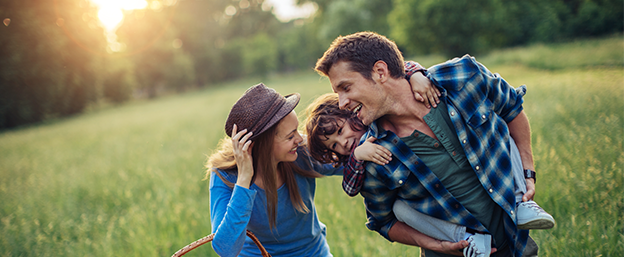 Familia disfrutando al aire libre