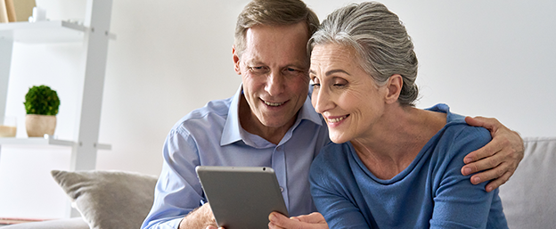 Pareja buscando información sobre el mieloma múltiple