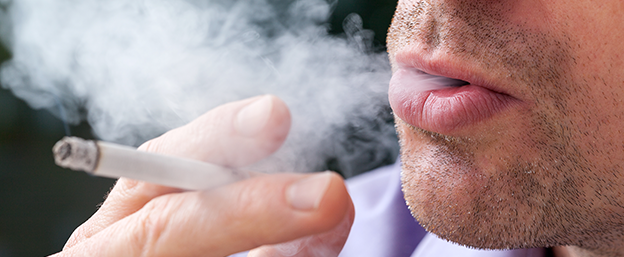 Hombre fumando