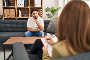 Hombre en la consulta con una psicóloga