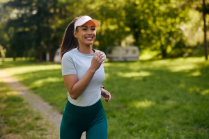 Mujer joven corriendo al aire libre