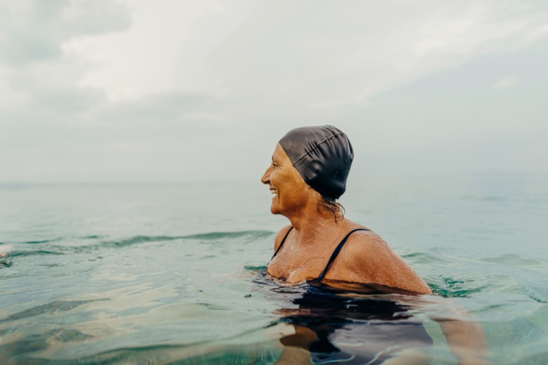 Mujer adulta nadando en el mar