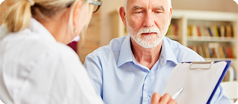 Paciente con síndrome hipereosinofílico (SHE) hablando con su médico sobre tratamiento